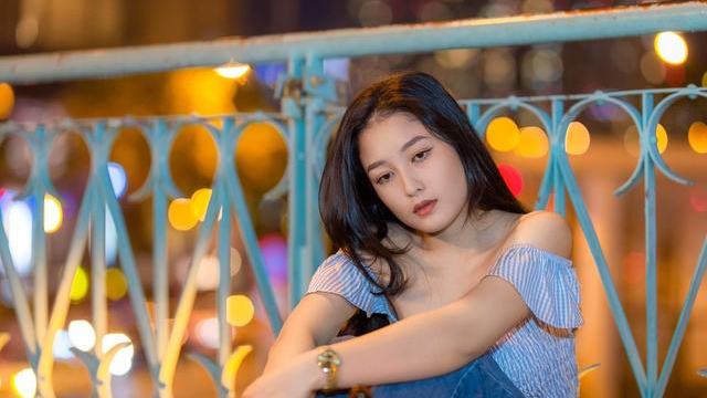 港姐王菲官宣订婚歌手张子丰，湖心小船下跪求婚晒钻戒
