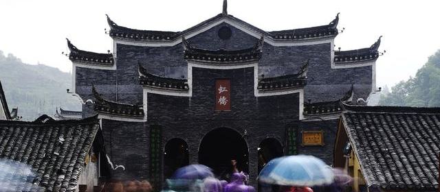 时间线摘录:《披荆斩棘2026》直播翻车:导播切错机位,弹幕把「草台感」刷上热搜