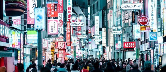 时间线摘录：新片宣发物料里出现两版主演名字，其中一版只在海外海报上留过