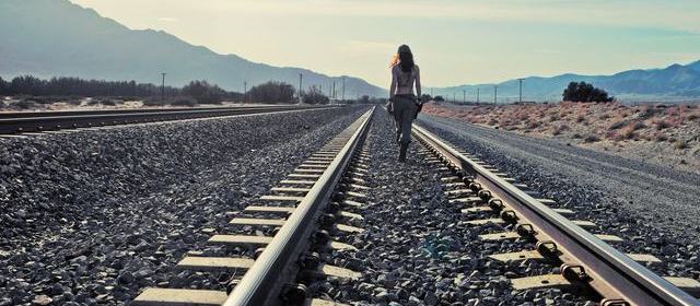 时间线摘录：女星旧物料被剪成新恋情，旅行博主出来说「那是跟拍客人」