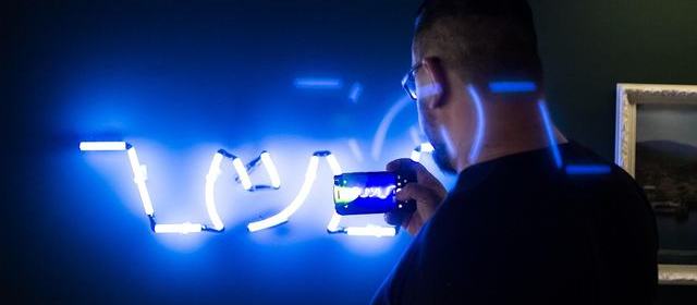 公开线索对照：代拍承认在地下车库蹲到两点，律师函还停在「可能构成骚扰」